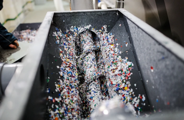 Mielenie tworzyw sztucznych przez maszynę 