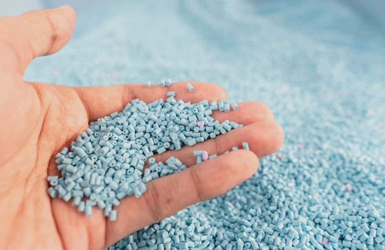 granulaty w&nbsp;dłoni