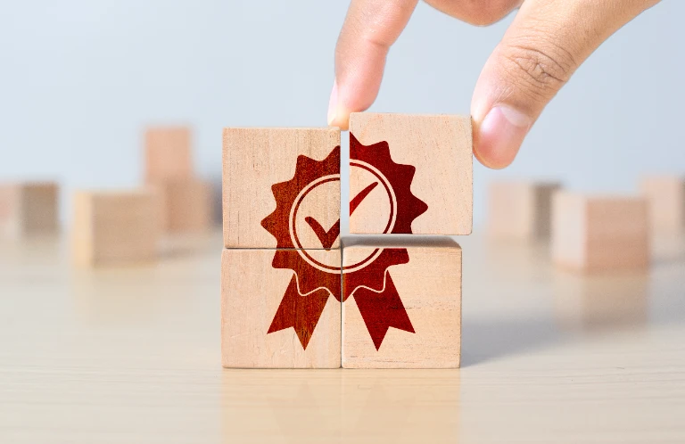 Drewniane klocki z&nbsp;ikoną jakości