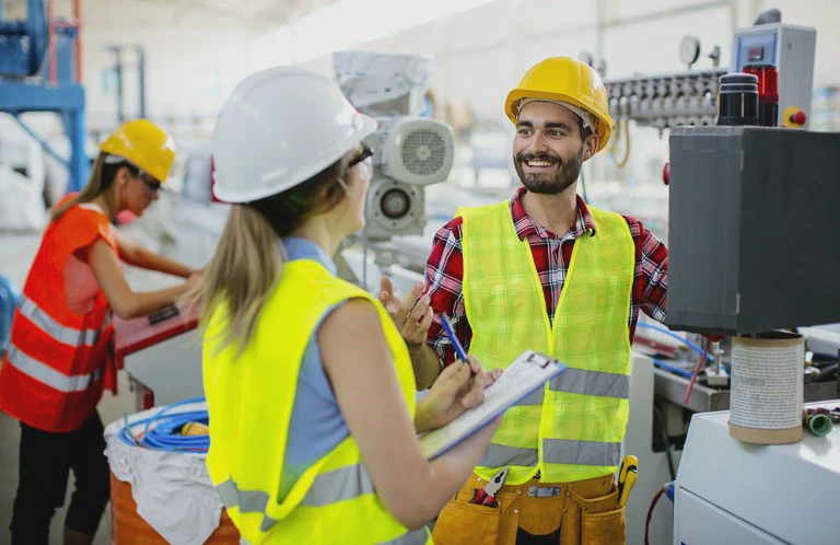 ludzie w&nbsp;kaskach